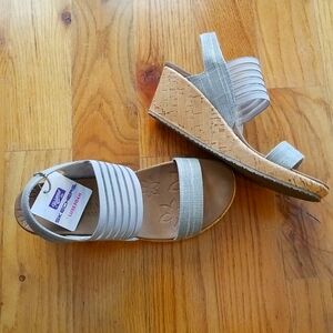 Skechers with Luxe Foam in excellent condition.  Color is taupe.